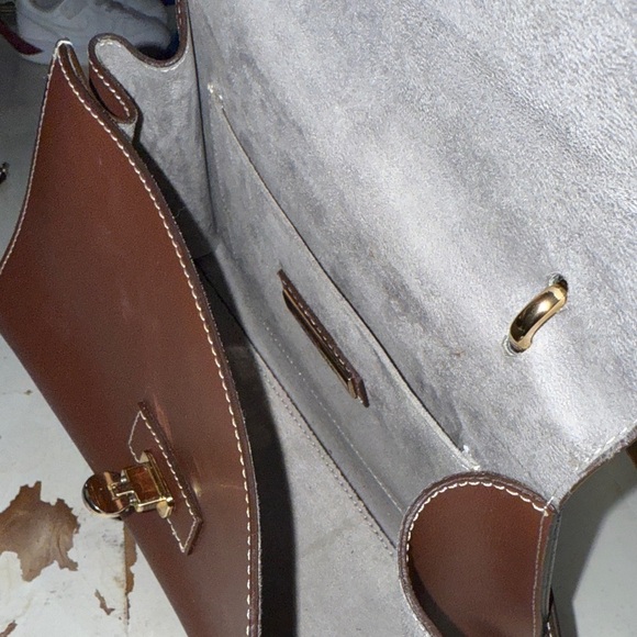 Elegant Brown Leather Handbag - Picture 3 of 4